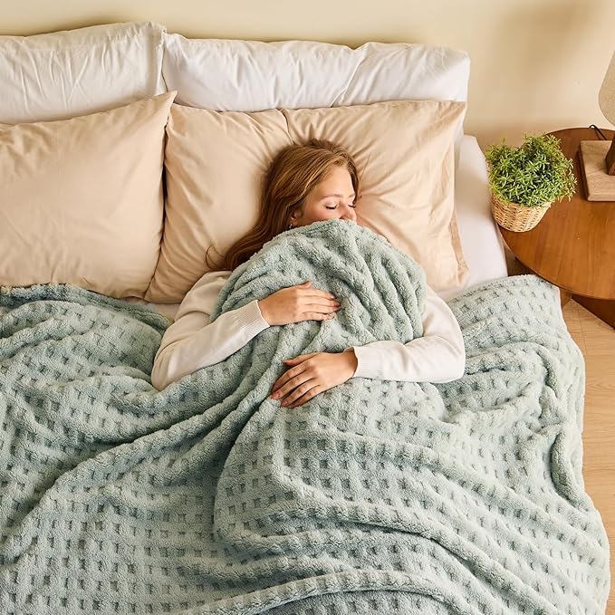 NEWCOSPLAY Super Soft King Blanket Green Premium Silky Flannel Fleece 3D Waffle Checkered Lightweight Bed Blanket All Season Use (Sage Green, King(90"x110"))
